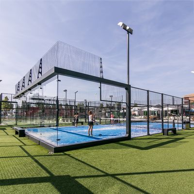 Panorama de la cancha de padel Estadio de padel de vidrio 10 * 20m Blanco Negro personalizado con luz de inundación LED / poste de acero / malla de acero