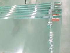 Agujas de perforación en el panel de vidrio